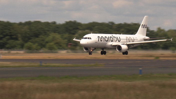 EIn Flugzeug auf der Startbahn ist bereit zum Abflug