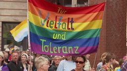 Regenbogenflagge mit Schriftzug "Für Vielfalt und Toleranz"