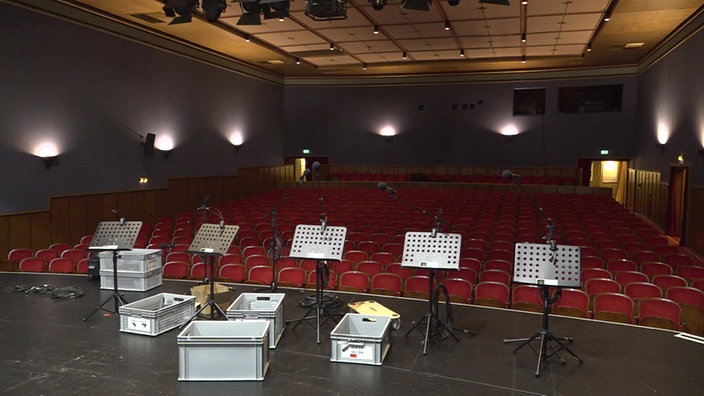 Blick von einer Theaterbühne auf einen leeren Saal