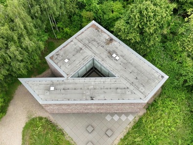Vogelperspektive von einer begehbaren Skulptur auf der Museumsinsel Hombroich