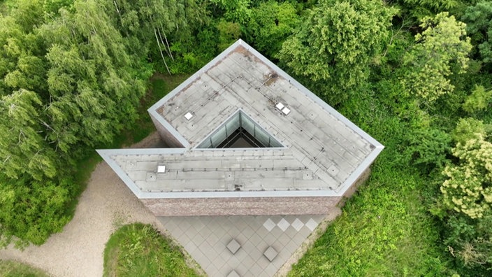 Vogelperspektive von einer begehbaren Skulptur auf der Museumsinsel Hombroich