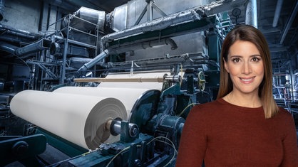 Das Bild zeigt die Moderatorin Catherine Vogel im Hintergrund eine Papiermachine.