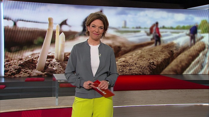 Moderatorin Anna Planken steht während ihrer Moderation im Markt Studio