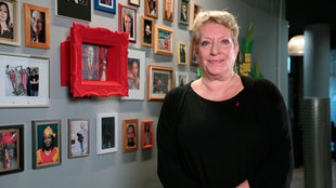 Karin Jungjohann leitet das Projekt „House of Friends“ – ein Pilotprojekt, in dem Geflüchtete in einem ehemaligen Hotel in Düsseldorf wohnen und gezielt bei der Suche nach Arbeit unterstützt werden.