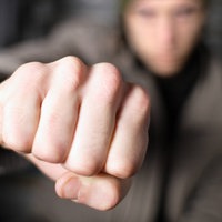 Ein Jugendlicher streckt dem Betrachter seine geballte Faust entgegen 
