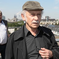 Edwin Bremer (Tilo Prückner, r.) und Günter Hoffmann (Wolfgang Winkler, l.) schauen sich auf dem Dach des Hochhauses um, von dem der junge Gabriel gefallen sein muss.