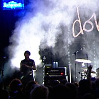 Ein Teil der Donots auf einer Bühne.