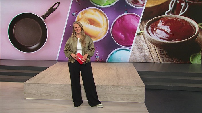 Moderatorin Svenja Kellershohn steht während ihrer Moderation im Servicezeit Studio