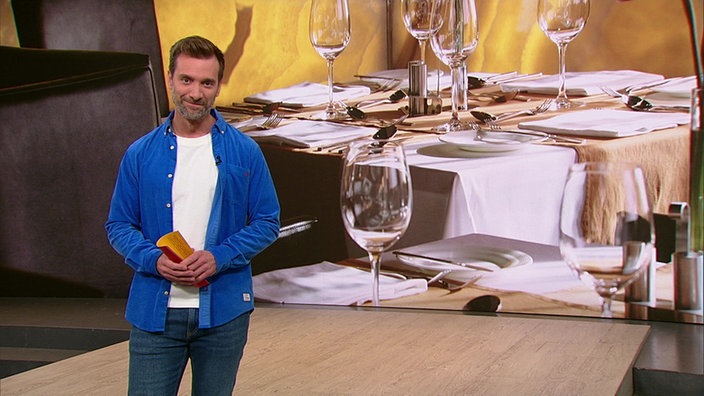 Moderator Daniel Aßmann im Servicezeit Studio