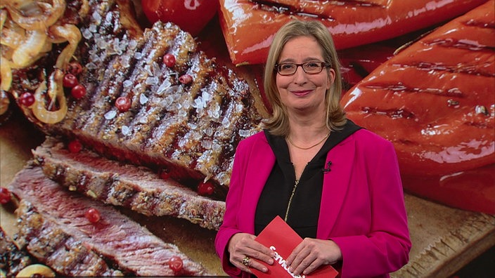 Yvonne Willicks und im Hintergrund ein Bild mit zwei Personen auf E-Bikes