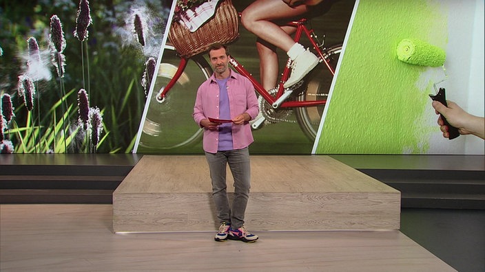 Moderator Daniel Aßmann im Servicezeit Studio