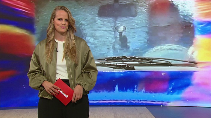 Moderatorin Svenja Kellershohn steht während ihrer Moderation im Servicezeit Studio