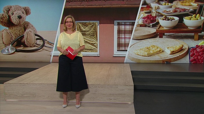 Moderatorin Yvonne Willicks steht während ihrer Moderation im Servicezeit Studio