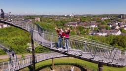 Das Bild zeigt zwei Frauen auf der Tiger & Turtle in Duisburg.