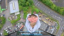 Eine Frau probiert Bunjee Jumping.