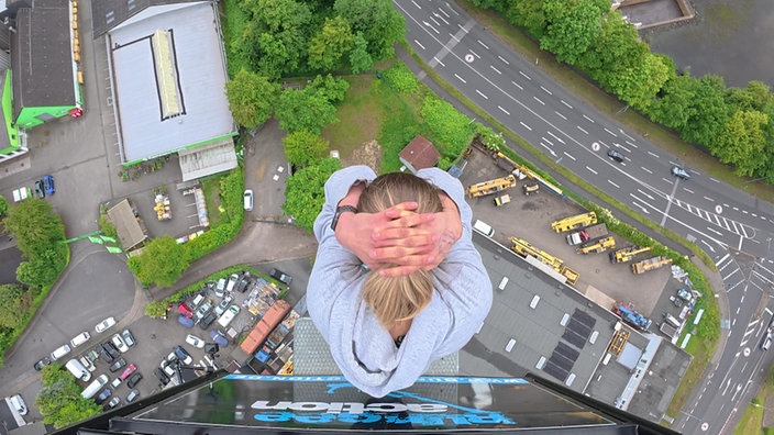 Eine Frau probiert Bunjee Jumping.