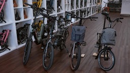 Das Bild zeigt vier E-Bike Klappräder.