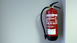 Das Bild zeigt einen Feuerlöscher