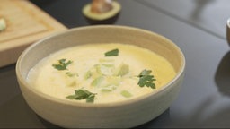 Das Bild zeigt die Mais-Chilli-Suppe mit Avocado in einer Schale.