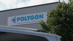 Das Logo von der Firma "Polygon" auf dem Firmensitz. 