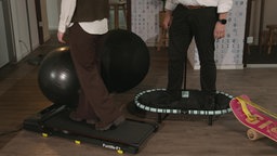 Das Bild zeigt die verschiedenen Schreibtischstuhl-Alternativen. Darunter ein Laufband, ein Balance Board und ein Trampolin.