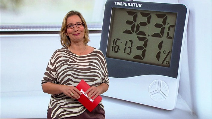 Das Bild zeigt Yvonne Willicks im Servicezeitstudio. 