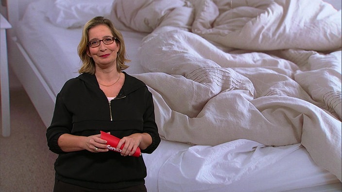 Moderatorin Yvonne Willicks steht im Servicezeit Studio
