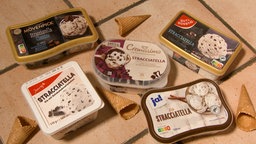 Das Bild zeigt verschiedene Straciatella Eis Marken im Test.