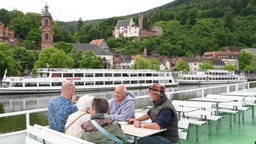 Das Bild zeigt eine Gruppe von Menschen auf einem Boot.
