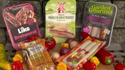 Das Bild zeigt verschiedene vegane Bratwürste von ausgewählten Marken.