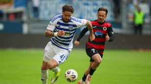 Duisburg: Fußball, Männer: 3. Liga, MSV Duisburg – Viktoria Köln, 38. Spieltag, Schauinsland-Reisen-Arena. Lex Tyger Lobinger (Duisburg, l-r) gegen Simon Handle (Viktoria Köln).