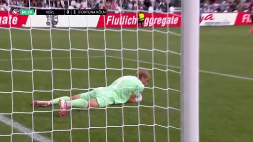 Torwart liegt mit gehaltenem Ball auf Rasen