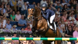 Lillie KEENAN (USA) auf Kick On beim Ziel-Sprung zum Sieg, Aktion, im Stechen im Springen S5: 2nd Qualifier Rolex Grand Prix, Springpruefung mit einem Umlaeuf und Stechen, CSI5*, Rolex Grand Slam, am 23.05.2026, Weltfest des Pferdesport, TSCHIO Aachen.