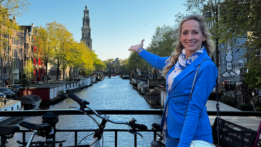 Tamina Kallert (rechts) und Uwe Irnsinger (links) auf einer Brück in Amsterdem. Im Hintergrund ich eine Gracht zu sehen. 