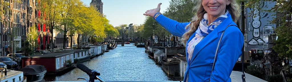 Tamina Kallert (rechts) und Uwe Irnsinger (links) auf einer Brück in Amsterdem. Im Hintergrund ich eine Gracht zu sehen. 