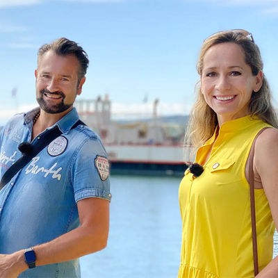 Tamina Kallert (rechts) und Uwe Irnsinger (links) auf einer Brück in Amsterdem. Im Hintergrund ich eine Gracht zu sehen. 