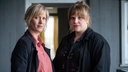 ARD/WDR TATORT, "Heile Welt", Regie Sebastian Ko, am Sonntag (21.02.21) um 20:15 Uhr im ERSTEN. Die beiden Kommissarinnen Martina Bönisch (Anna Schudt, links) und Rosa Herzog (Stefanie Reinsperger, rechts) schauen sich in der Gerbersiedlung um.