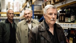 Viktor Raschke (Manfred Zapatka, r) in seinem Feinkostladen mit den Kommissaren Max Ballauf (Klaus J. Behrendt, l) und Freddy Schenk (Dietmar Bär)