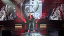  Jürgen Becker legt auf, beschallt das Ruhrfestspielhaus in Recklinghausen, verknüpft Musik und Politik, verwebt Fakten mit Anekdoten und Pointen. Und bringt sein Publikum zum Singen