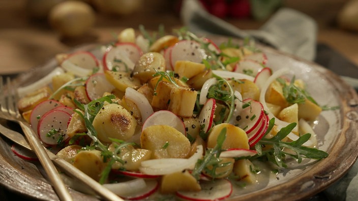 Ein Teller serviert dem Bratkartoffel-Salat