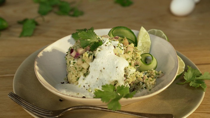 Serviert in einer Bowl ist der Bulgur-Salat mit Joghurtschaum.