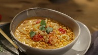 Eine Schüssel serviert mit dem Kichererbsen-Linsen-Curry.