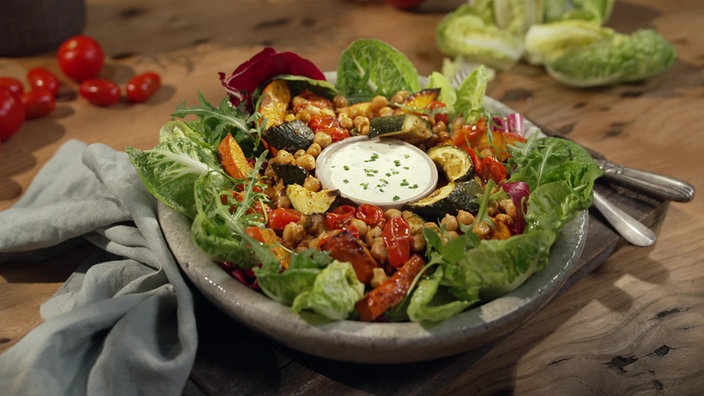 Eine Bowl mit Salat und dem Röstgemüse.