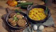 Ein Teller serviert der Zucchini-Feta-Frikadellen und daneben der Salbeikürbis.