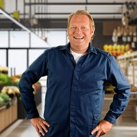 Björn Freitag steht mit Familie Führ in der Küche.