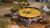 Das Bild zeigt das fertige Gericht "Kartoffel-Tortilla mit Pflücksalat".