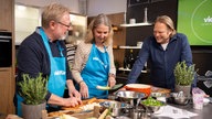 Björn Freitag kocht mit zwei Mitgliedern der Kochgruppe aus Düsseldorf