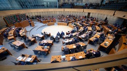 Abgeordnete sitzen im Plenarsaal des Landtags von Nordrhein-Westfalen