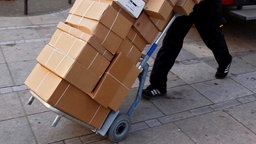 Paketbote liefern Pakete vor Weihnachten
