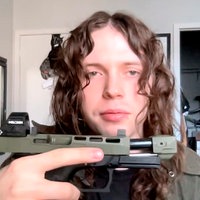 Uhr. Jackson Reffitt, Sohn von Guy Reffitt, hat sich eine Waffe besorgt.